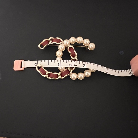 AUTHENTIC Calfskin Pearl CC Chain Brooch Burgundy Gold Chanel, real vintage - Picture 8 of 9